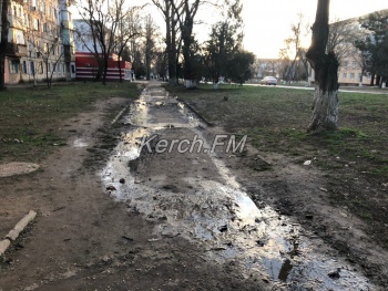 Новости » Коммуналка: Новая река чистой воды появилась на ул. Орджоникидзе