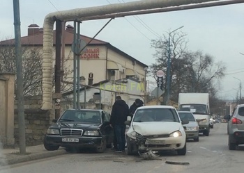 Новости » Криминал и ЧП: На Чкалова в Керчи в аварии пострадала женщина