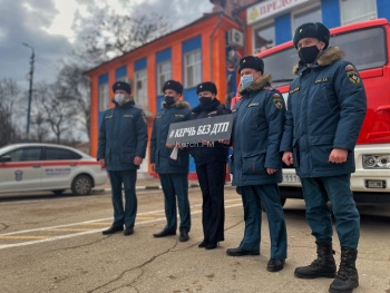 Керченские автоинспекторы и сотрудники МЧС призвали водителей соблюдать ПДД