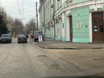 Новости » Общество: Водители Керчи просят провести ямочный ремонт на центральных дорогах