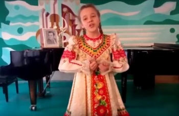 Новости » Культура: Талантливая керчанка Екатерина Прокофьева и её преподаватель дали онлайн концерт