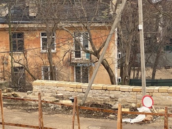 Новости » Общество: В Керчи около Митридатской лестницы больше месяца возводят стенку