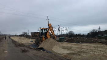 Новости » Общество: Песком и щебнем засыпают будущую дорогу к крепости Керчь