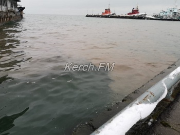 Новости » Общество: Грязевая жижа стекает в море в районе морвокзала в Керчи