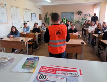В Керчи полицейские вместе с «Лабораторией безопасности» провели урок в школе