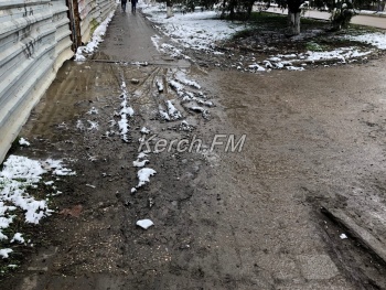 Керчане в очередной раз жалуются на непроходимую грязь на пешеходных дорожках в Аршинцево