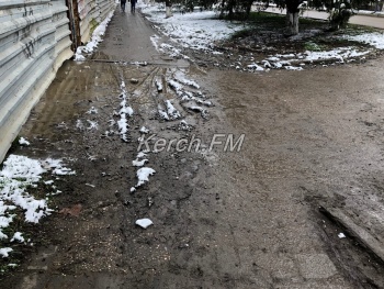 Новости » Общество: Керчане в очередной раз жалуются на непроходимую грязь на пешеходных дорожках в Аршинцево