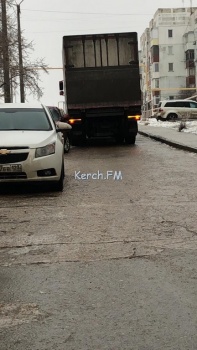 В Керчи грузовик въехал в четыре припаркованных авто