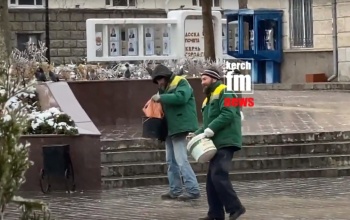 Коммунальщики Керчи вышли посыпать центральные пешеходные дорожки после обеда (видео)