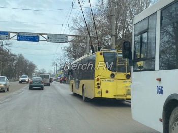 Новости » Общество: На Горького в Керчи оборвалась троллейбусная линия