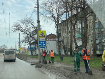 Новости » Общество: В Керчи коммунальщики убирают обочины дорог