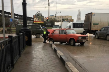Новости » Общество: Инспекторы ДПС в Керчи помогли водителю, у которого на дороге сломалось авто