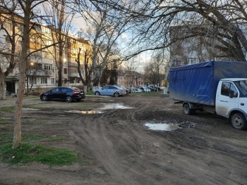 Керчанка пожаловалась на состояние семи дворов по ул. Войкова