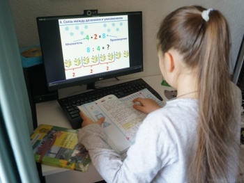 В Крыму более 1,5 тысячи школьников остаются на дистанционном обучении