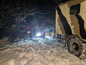 Новости » Общество: Спасатели вытаскивали из снежных заносов два автомобиля в крымских горах