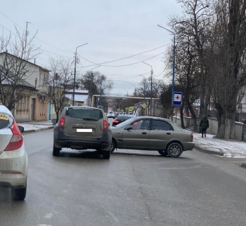 В Керчи утром столкнулись «Renault» и «Daewoo»