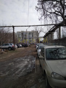 В Керчи водители заставили тротуар у школы машинами