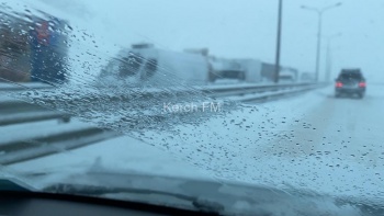Новости » Общество: Крымский мост временно закрыли в сторону Керчи из-за снегопада