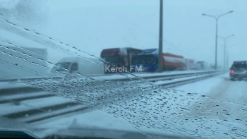 Новости » Общество: Пункты обогрева организовали в Керчи для людей, застрявших по дороге на Крымский мост