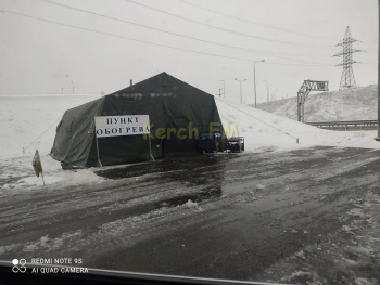 Новости » Общество: Со стороны Тамани перед Крымским мостом поставили пункты обогрева