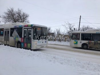 Новости » Общество: В Керчи продолжаются снегоуборочные мероприятия, автобусы ходят по основным маршрутам