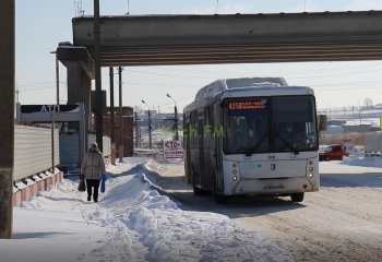 Новости » Коммуналка: Подъезды к автобусным остановкам чистили в Керчи для видео пресс-служб