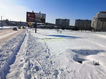 Новости » Общество: Вдоль Куль-Обинского шоссе в Керчи открыт канализационный колодец