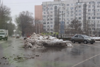 Новости » Общество: В Керчи на перекрестках и кольцах оставили кучи снега