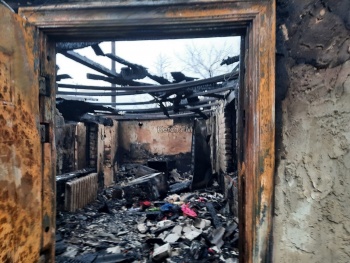 Новости » Милосердие: Неравнодушных керчан просят помочь семье из Осовино, у которой сгорел дом