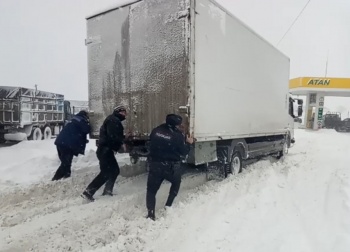 Новости » Общество: Керченский полицейский помогал водителям, застрявшим в снегу (видео )