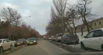 Автомобили напротив Росгвардии в Керчи мешают расчистить дорогу от снега