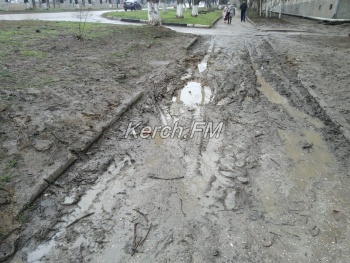 Новости » Общество: «Грязь обходим по грязи» - керчане о состоянии дороги в Аршинцево