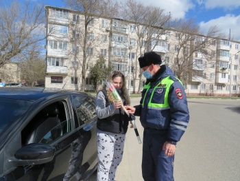 Сотрудники ГИБДД в Керчи поздравили автоледи с праздником