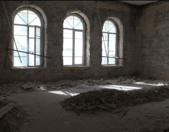 В реконструкции Романовской гимназии в Керчи задействовано более ста человек,  - Бороздин