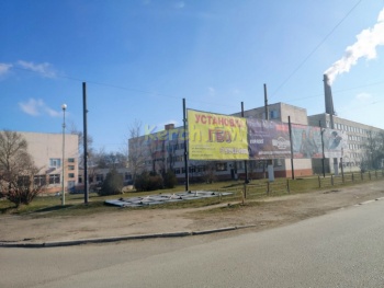 Новости » Криминал и ЧП: В Керчи рядом с морским колледжем упал билборд