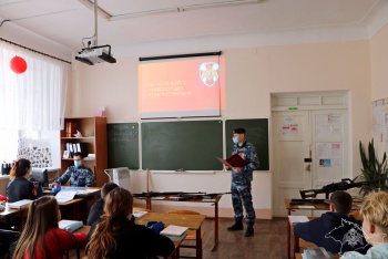 Новости » Общество: Сотрудники Росгвардии провели урок мужества в керченской школе
