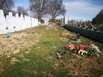 Новости » Общество: Ветераны просят перед Днем Победы привести в порядок воинское кладбище в Керчи