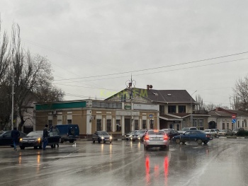 Новости » Криминал и ЧП: Микроавтобус и Опель столкнулись в Керчи на Шлагбаумской