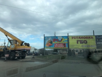 Новости » Общество: В Керчи восстановили билборд, который упал из-за ветра у морского колледжа