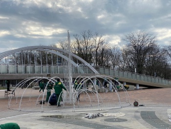 Новости » Общество: В Комсомольском парке реставрируют копию Крымского моста и разбирают фонтан