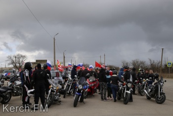 Новости » Общество: Более ста машин и мотоциклов проехали по Керчи в честь Крымской весны