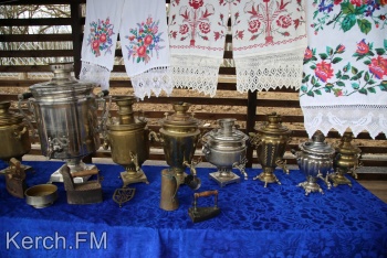 Новости » Культура: Выставку рукоделия и старинных предметов показали в Керчи