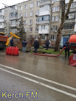 На улице Горького приступили к устранению провалившегося участка дороги