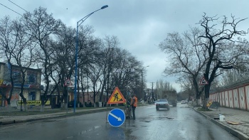 В Керчи продолжается ямочный ремонт дорог