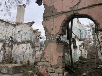 Одни стены остались от бывшего детского сада посреди спального района в Керчи