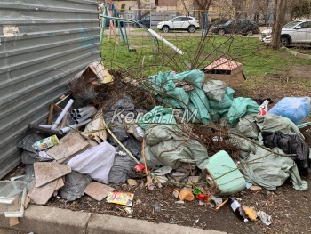 Когда начнут штрафовать: керчане любуются на свалку мусора, которую устроили соседи