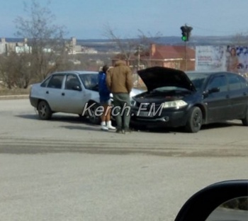 В Керчи на Чкалова-Годыны столкнулись автомобили