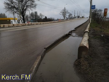 Новости » Общество: Керчане рискуют жизнью на Горьковском мосту