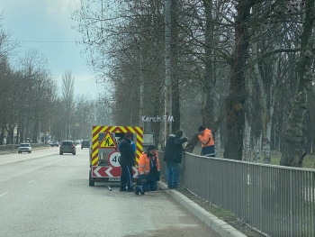 В Керчи на улице Генерала Петрова восстанавливают ограждения