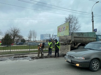 Движение затруднено: на Адмиралтейском проезде дорожники возобновили работы